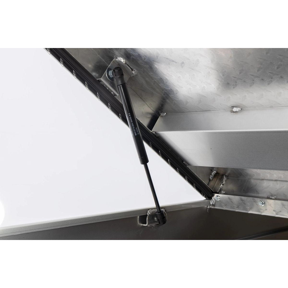 Full-Size Extra Wide 71.5L X 28.25W X 18.5H Cross Truck Box